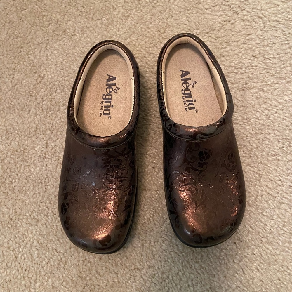 Alegria size 35 bronze clog